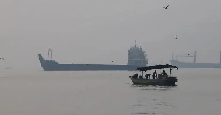 হরমুজ প্রণালিতে চলাচলরত জাহাজ